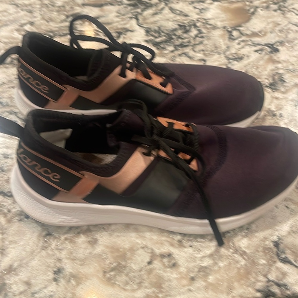 Blk womans newbalance tennis shoes. Used! See photos, flaws. Ask questions